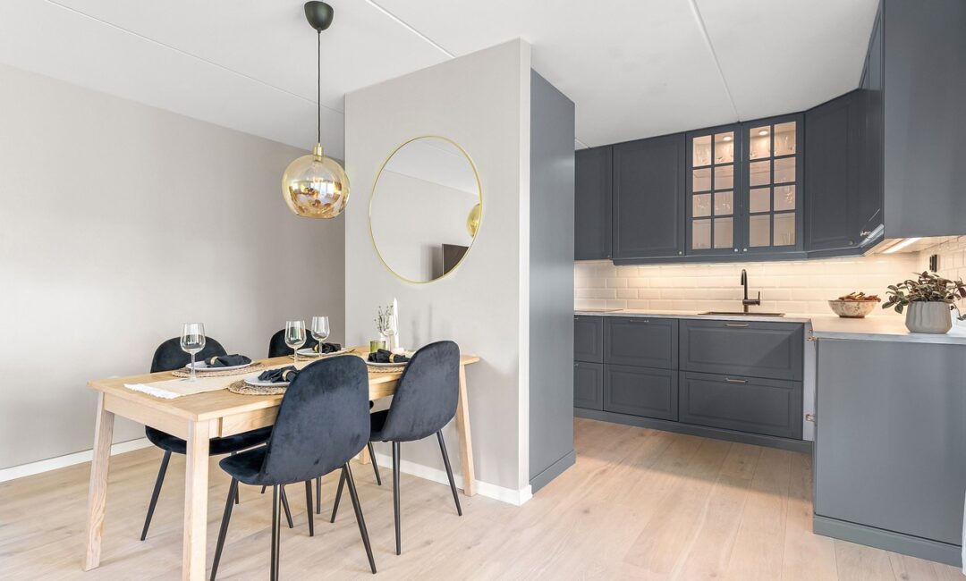 Incorporer_la_sobriété_du_gris_et_l_esthétisme_du_bois_pour_une_cuisine_parfaite